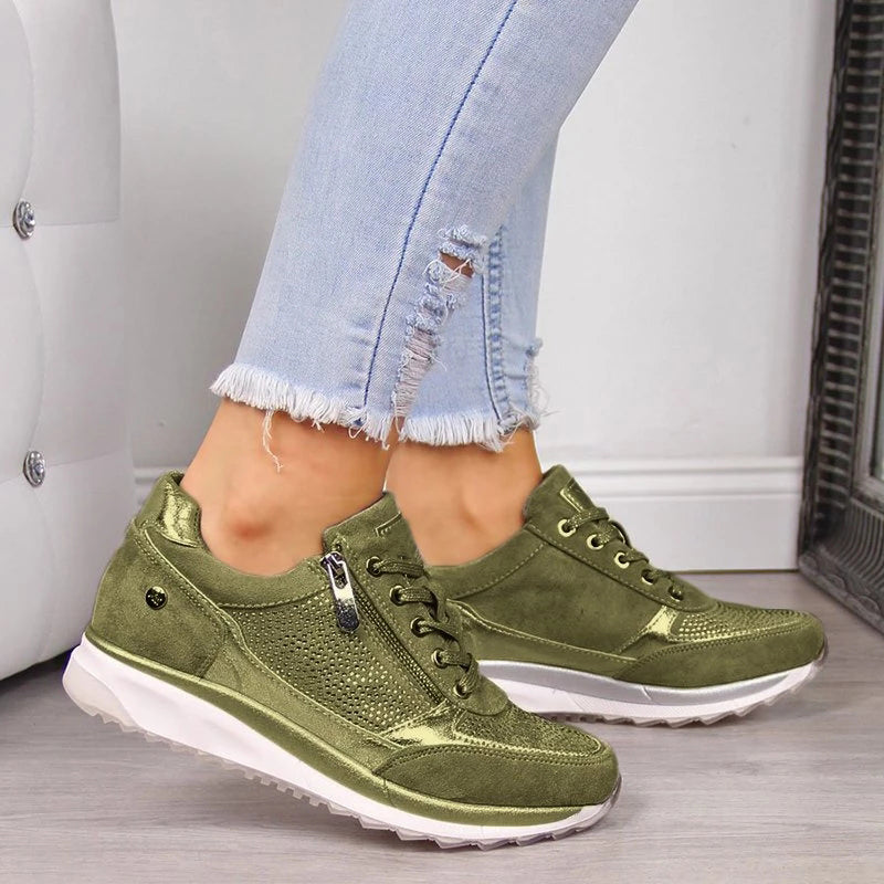 Baskets vert kaki élégantes avec détails perforés, fermeture à lacets et semelle blanche épaisse, idéales pour un confort durable et un look moderne au quotidien.