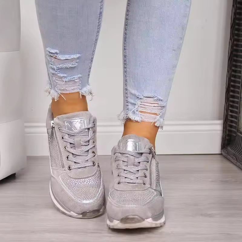 Baskets grises tendance avec lacets classiques, détails scintillants et semelle confortable, parfaites pour un usage quotidien avec style et praticité