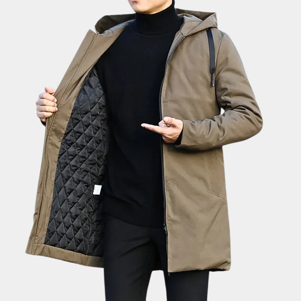 Veste longue "Enzo" pour homme, couleur marron foncé, avec capuche et intérieur matelassé, offrant une chaleur optimale avec une coupe élégante et moderne.