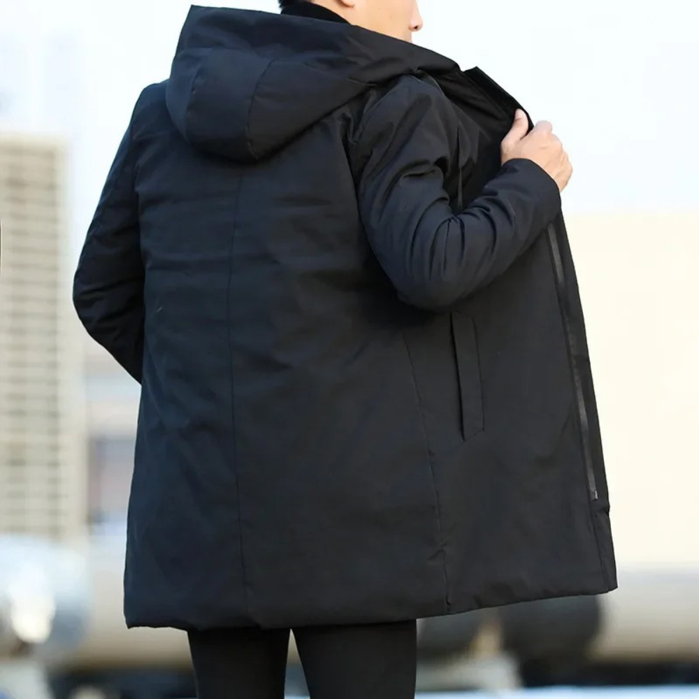 Veste longue pour homme "Enzo", avec capuche, en noir, offrant une coupe décontractée et chauffante pour affronter le froid avec confort et style.