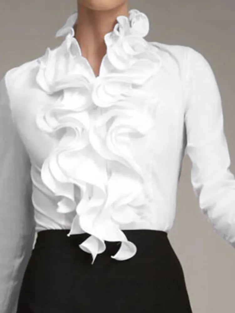Blouse élégante blanche à manches longues avec col volanté et détails plissés sur le devant, parfaite pour un look sophistiqué et professionnel.