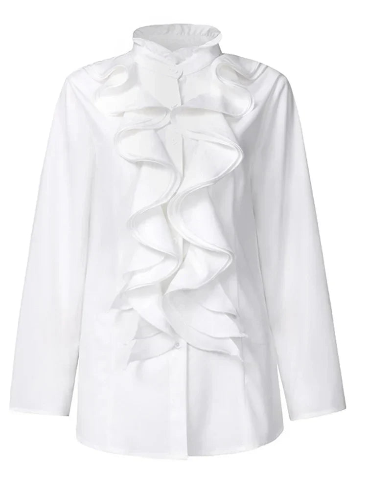 Élégant chemisier blanc à manches longues avec volants asymétriques sur le devant et col montant raffiné, idéal pour un look chic et sophistiqué.