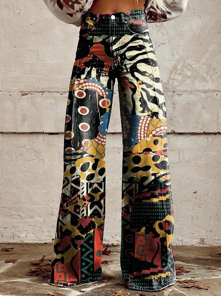 Femme portant un pantalon taille haute à motifs géométriques et colorés, avec une coupe ample et décontractée, idéal pour un look sportif et unique.