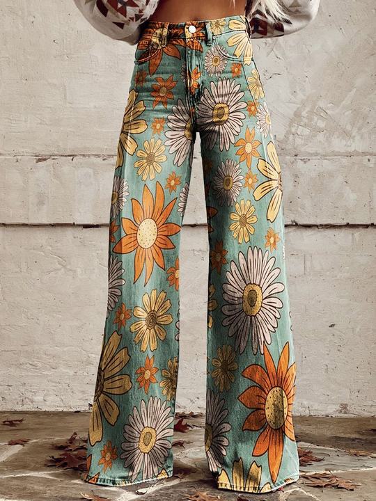 Jeans à taille haute et coupe large pour femmes, présentant un motif floral vibrant avec de grandes marguerites jaunes et blanches sur un fond vert menthe, offrant une ambiance amusante et rétro.