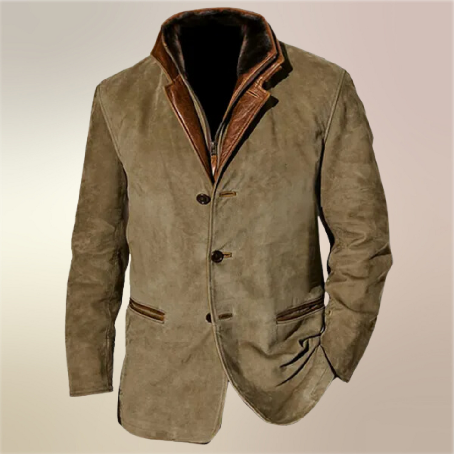 Veste pour homme en daim marron clair au style classique, dotée de deux boutons sur le devant et de poches latérales à rabat. Le col et les bordures présentent des finitions en cuir marron foncé qui ajoutent une touche sophistiquée et élégante. Le vêtement est présenté sur fond neutre, mettant en valeur sa texture raffinée et sa coupe ajustée idéale pour un look chic et intemporel.