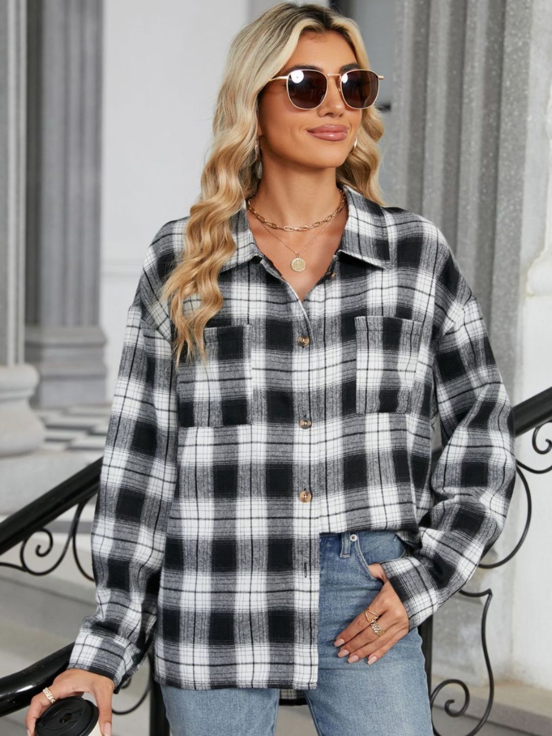 Chemise à carreaux noir et blanc, coupe ample, boutons dorés, style décontracté parfait pour un look chic et confortable.
