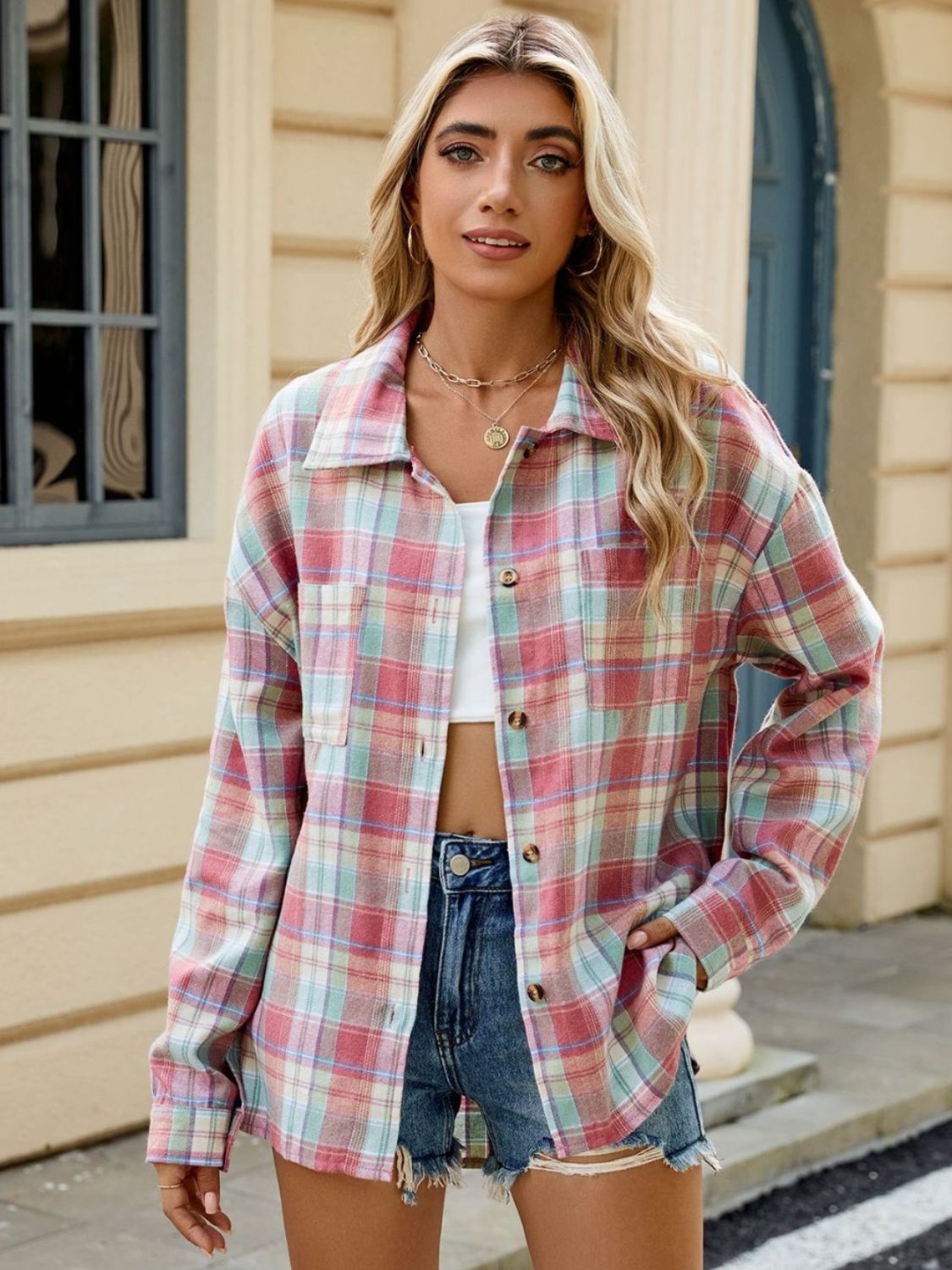 Chemise à carreaux rose, bleu et vert, coupe ample, boutons dorés, style décontracté parfait pour les journées ensoleillées.