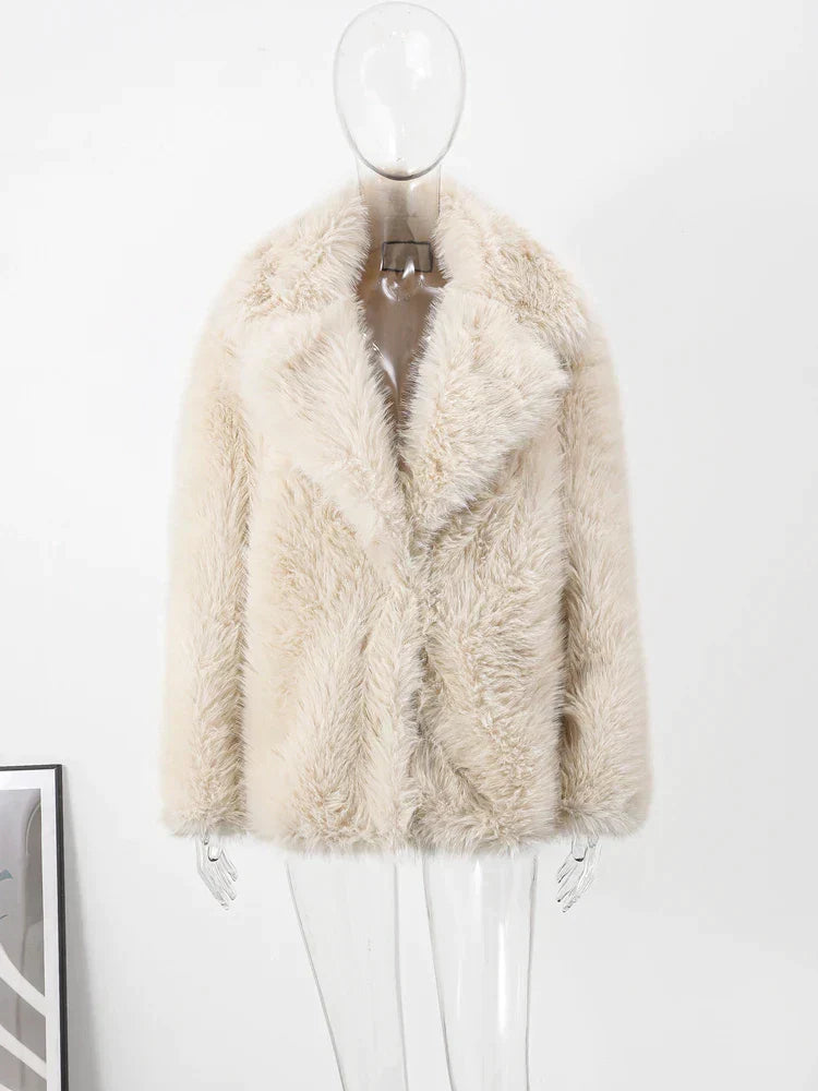 Manteau en fausse fourrure ivoire avec col large et coupe élégante, conçu pour offrir confort et chaleur durant l’hiver.