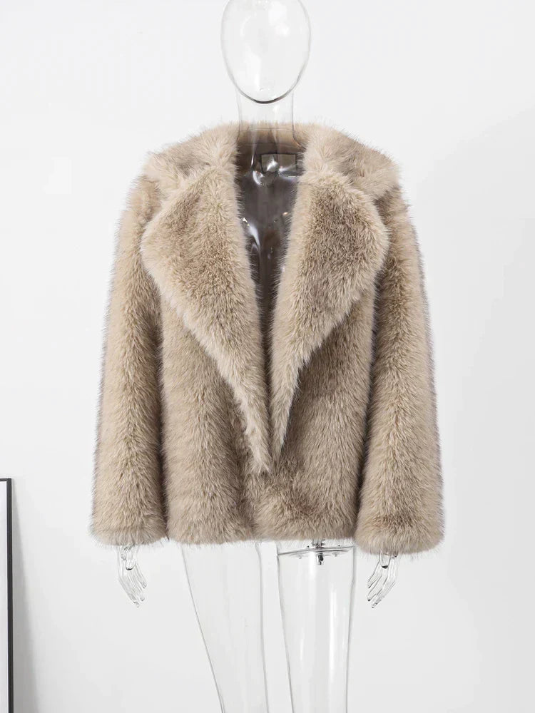 Manteau en fausse fourrure beige avec col large et design épais, offrant chaleur et élégance pour la saison hivernale.