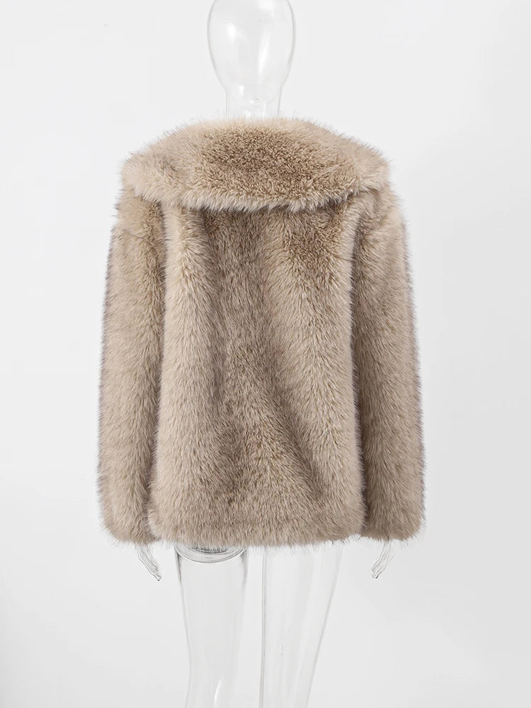 Vue arrière d’un manteau long en fausse fourrure beige, à col large et coupe droite, offrant chaleur et élégance pour l’hiver.