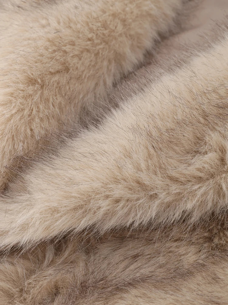 Gros plan sur la texture douce et épaisse en fausse fourrure beige, idéale pour un manteau d’hiver élégant, chaud et confortable.