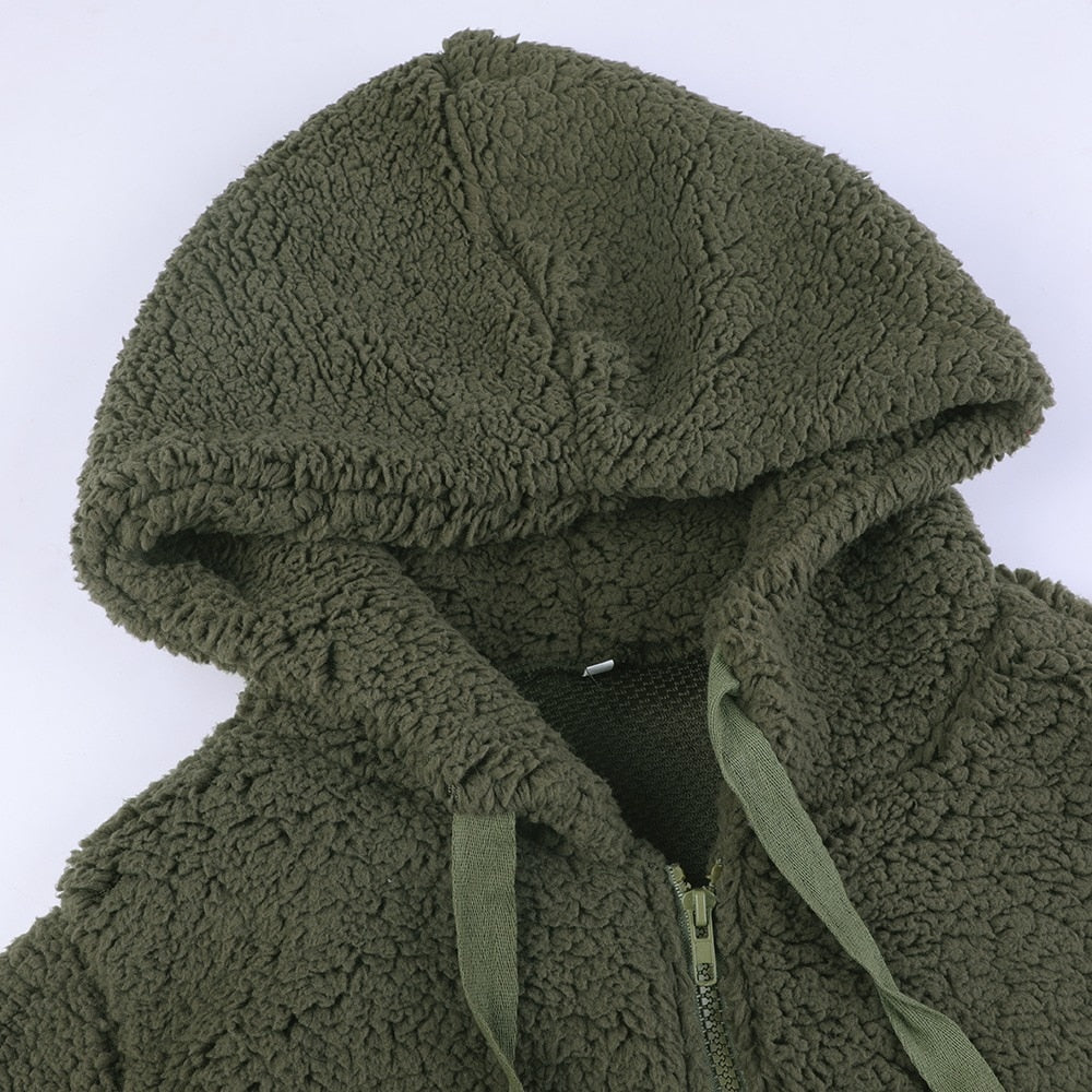 Capuche de la veste Marie, veste d’hiver courte pour femme en fourrure synthétique vert kaki, chaude et confortable avec cordons réglables.