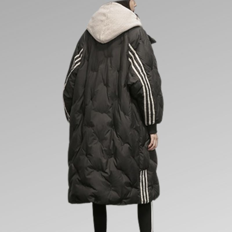 Michelle, doudoune longue noire pour femme vue de dos, manteau d’hiver chaud avec capuche et bandes contrastantes sur les manches, style moderne et confortable.