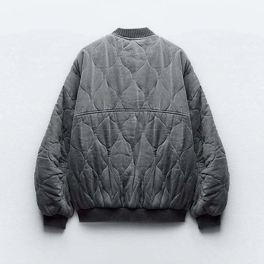 Vue arrière du blouson long pour femme "Nancy" en gris, avec un design matelassé élégant et des poignets côtelés pour un ajustement confortable, idéal pour un look à la fois décontracté et chic.