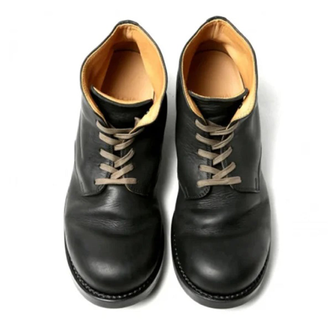 Vue du dessus d'une paire de bottes hautes en cuir noir pour homme, avec des lacets beiges et un intérieur de couleur moutarde, mettant en valeur le design épuré et minimaliste, parfait pour un port quotidien.