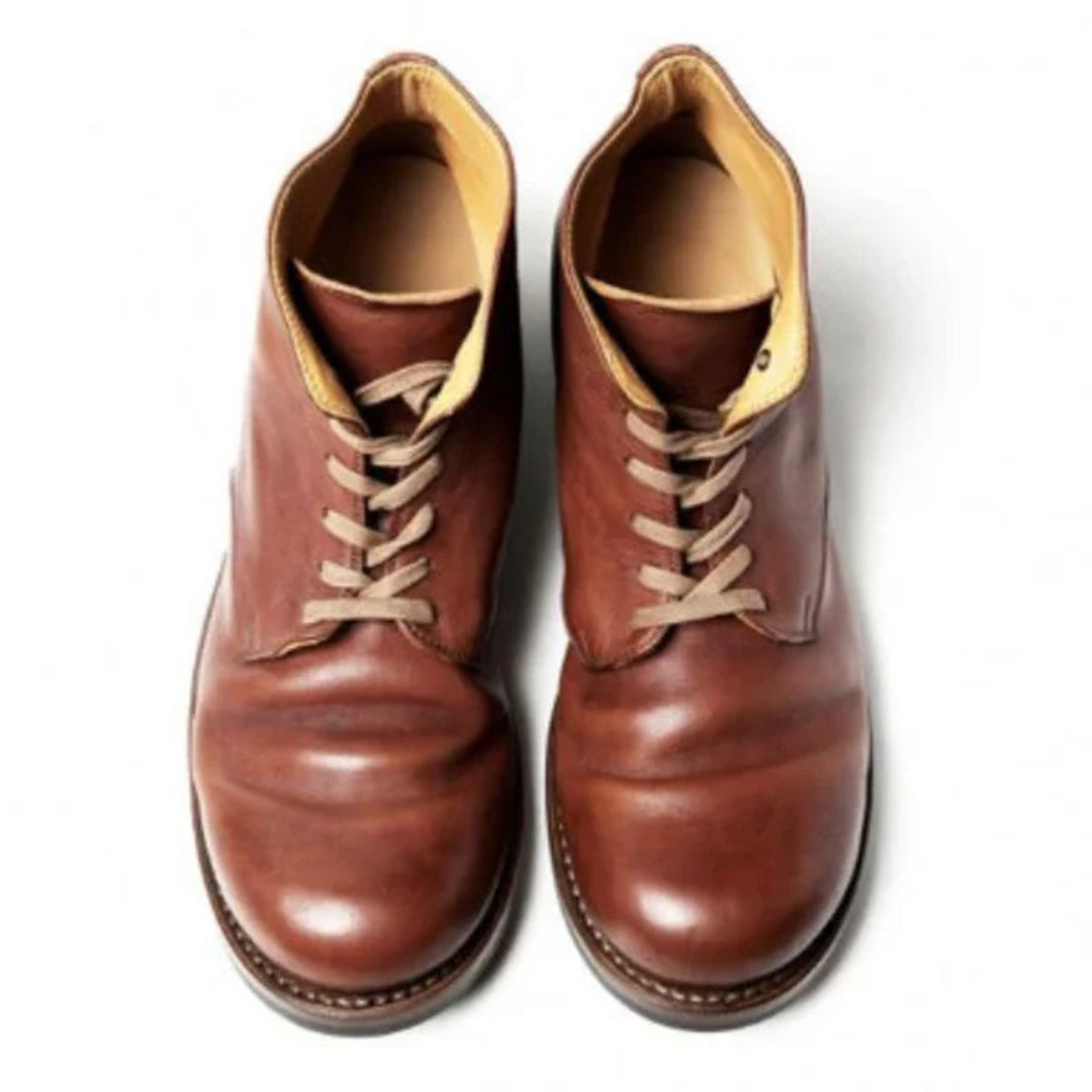 Vue du dessus d'une paire de bottes hautes en cuir marron pour homme, avec des lacets beiges et un intérieur de couleur moutarde, conçues pour un look épuré et moderne, idéal pour des occasions décontractées et semi-formelles.