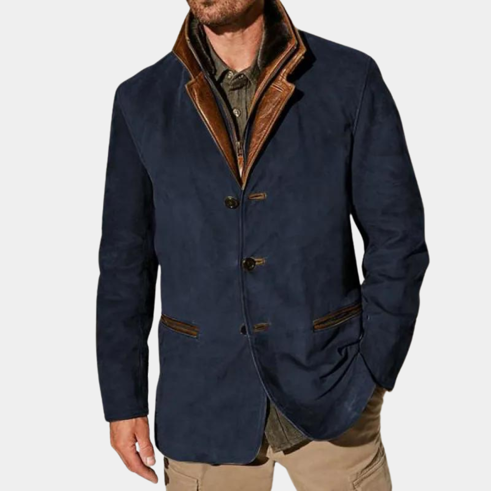 Blazer élégant en suède bleu marine avec col et détails en cuir marron, boutons sur le devant et poches raffinées, idéal pour un look masculin moderne et distingué.