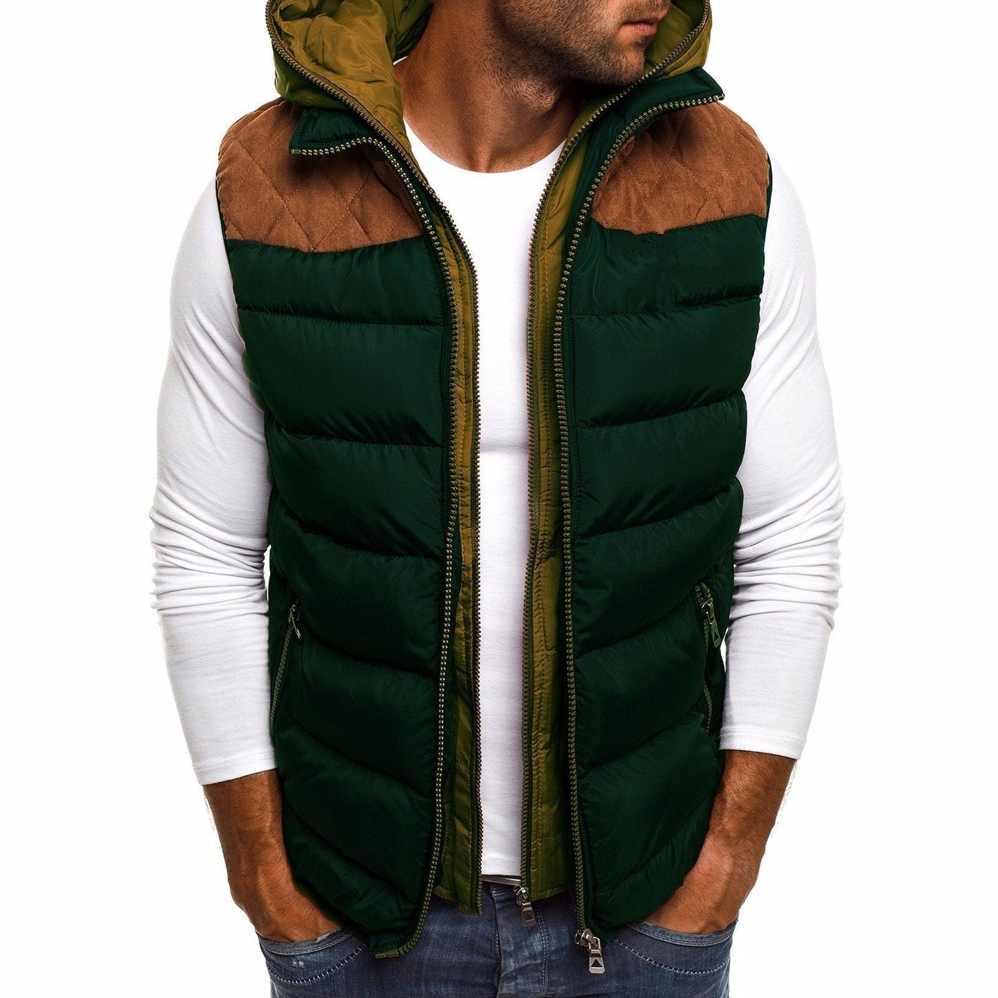 Un homme portant un gilet chauffant vert et marron avec une capuche, doté de panneaux matelassés sur les épaules et d'une fermeture éclair, associé à une chemise à manches longues blanche, parfait pour les activités de plein air en hiver.