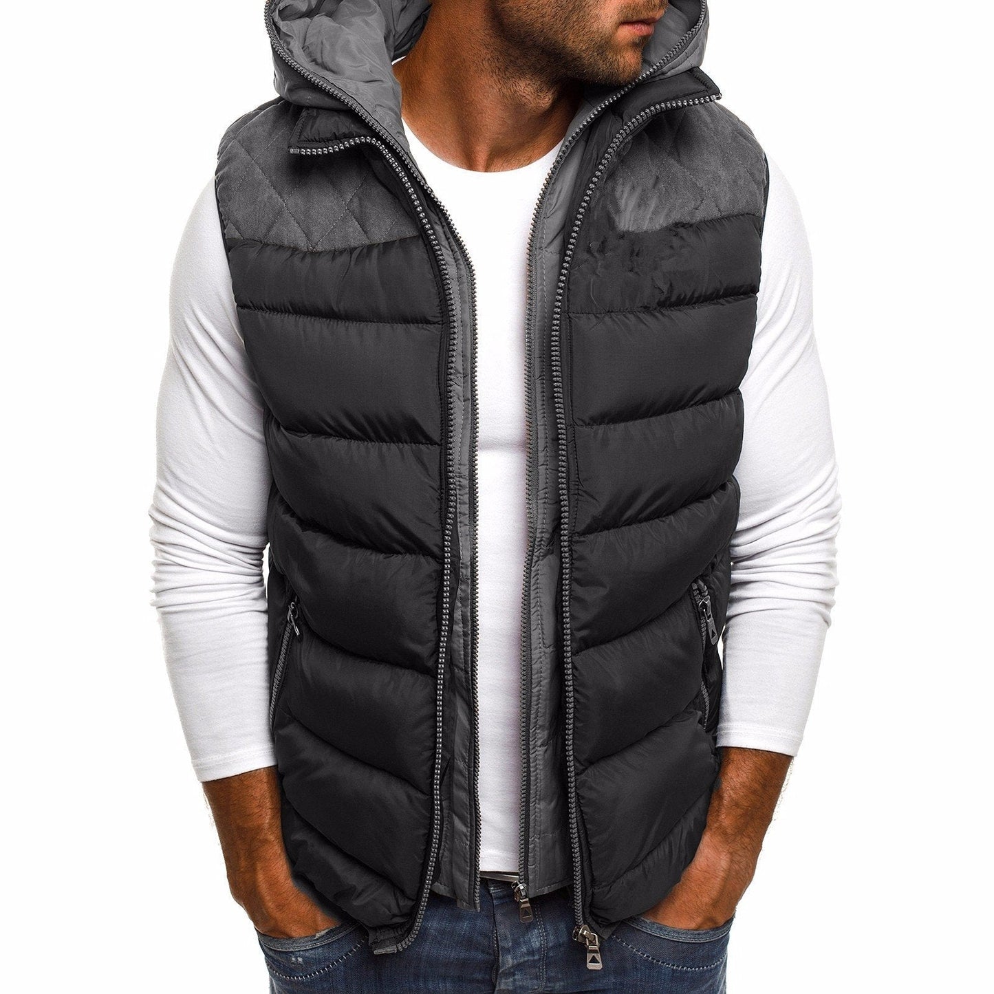 Un homme portant un gilet chauffant noir avec une capuche et des panneaux matelassés sur les épaules, associé à une chemise à manches longues blanche, mettant en valeur le design élégant et fonctionnel, idéal pour l'hiver.