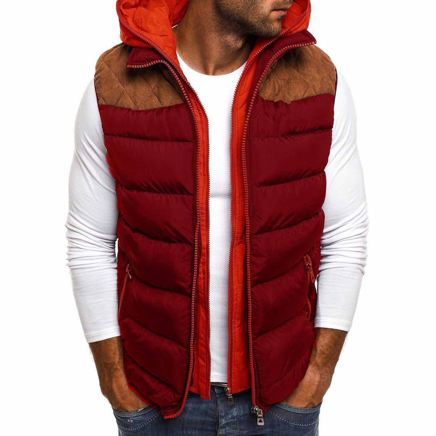 Un homme portant un gilet chauffant rouge et orange avec une capuche, doté de panneaux matelassés marron sur les épaules, par-dessus une chemise à manches longues blanche, mettant en valeur le design pratique pour l'habillement hivernal.
