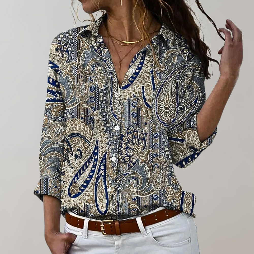 Chemise élégante à motifs cachemire bleu, beige et gris, col classique et coupe décontractée, idéale pour un style raffiné et intemporel.