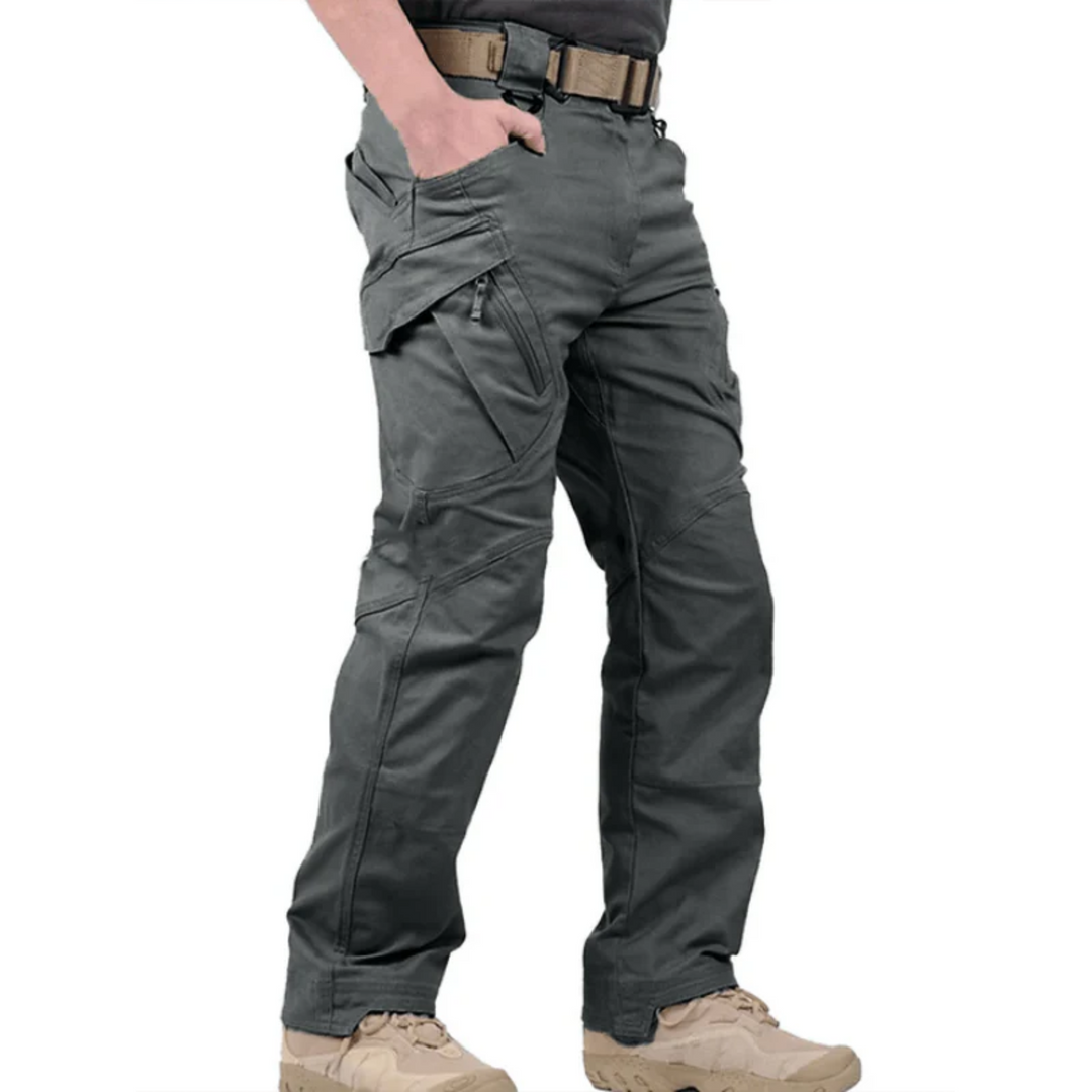 Pantalon Honoré tactique pour homme, tissu résistant et traitement imperméable adapté aux activités variées.