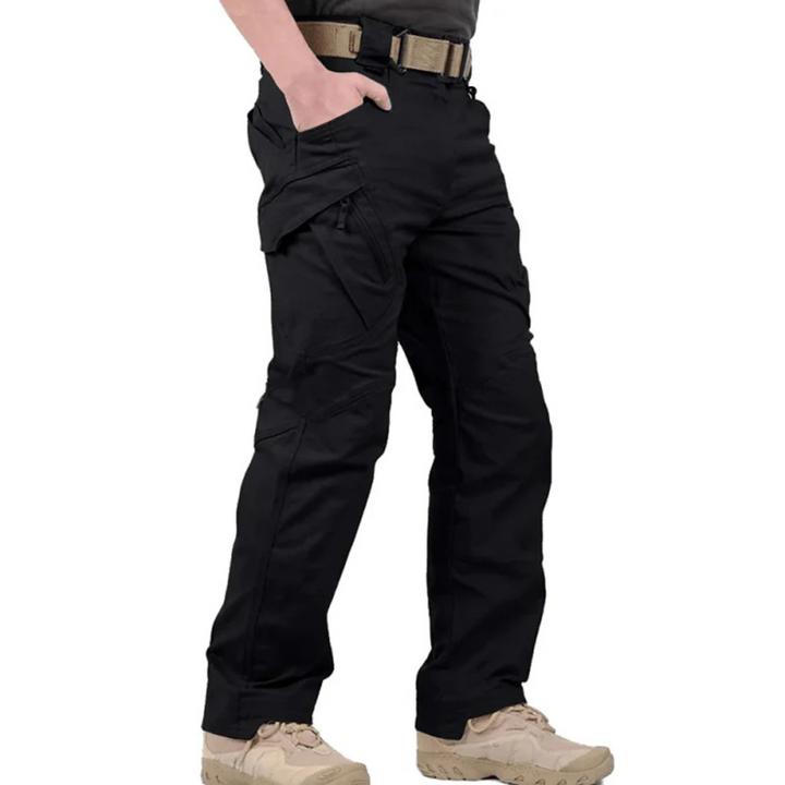 Pantalon Honoré tactique pour homme, tissu résistant et traitement imperméable adapté aux activités variées.