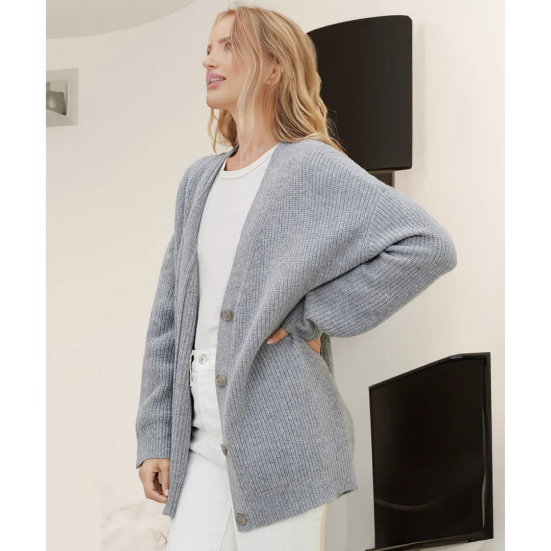 Cardigan Anysia oversize pour femme, coupe décontractée et maille douce adaptée aux tenues automnales cocooning.