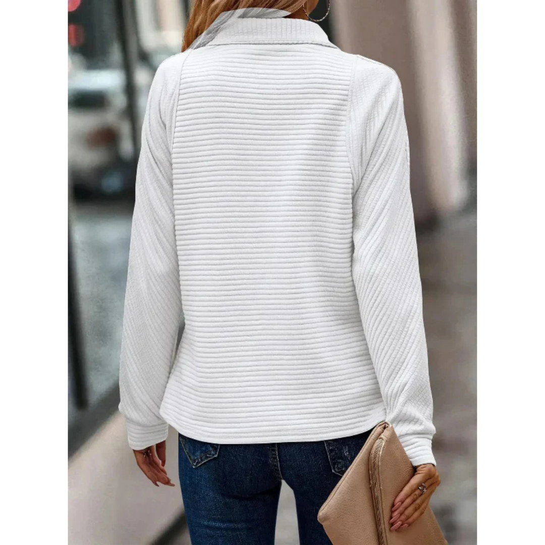 Pull Orietta pour femme, col zippé et manches longues adaptés aux journées fraîches.
