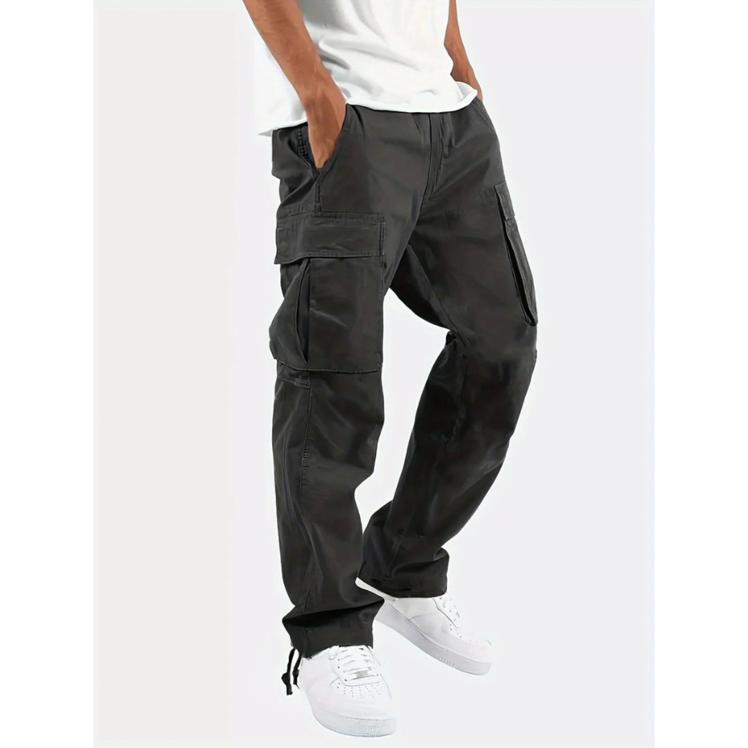 Pantalon cargo pour homme, coupe droite large et multi-poches adapté aux tenues utilitaires.