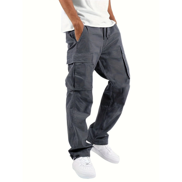 Pantalon cargo pour homme, coupe droite large et multi-poches adapté aux tenues utilitaires.