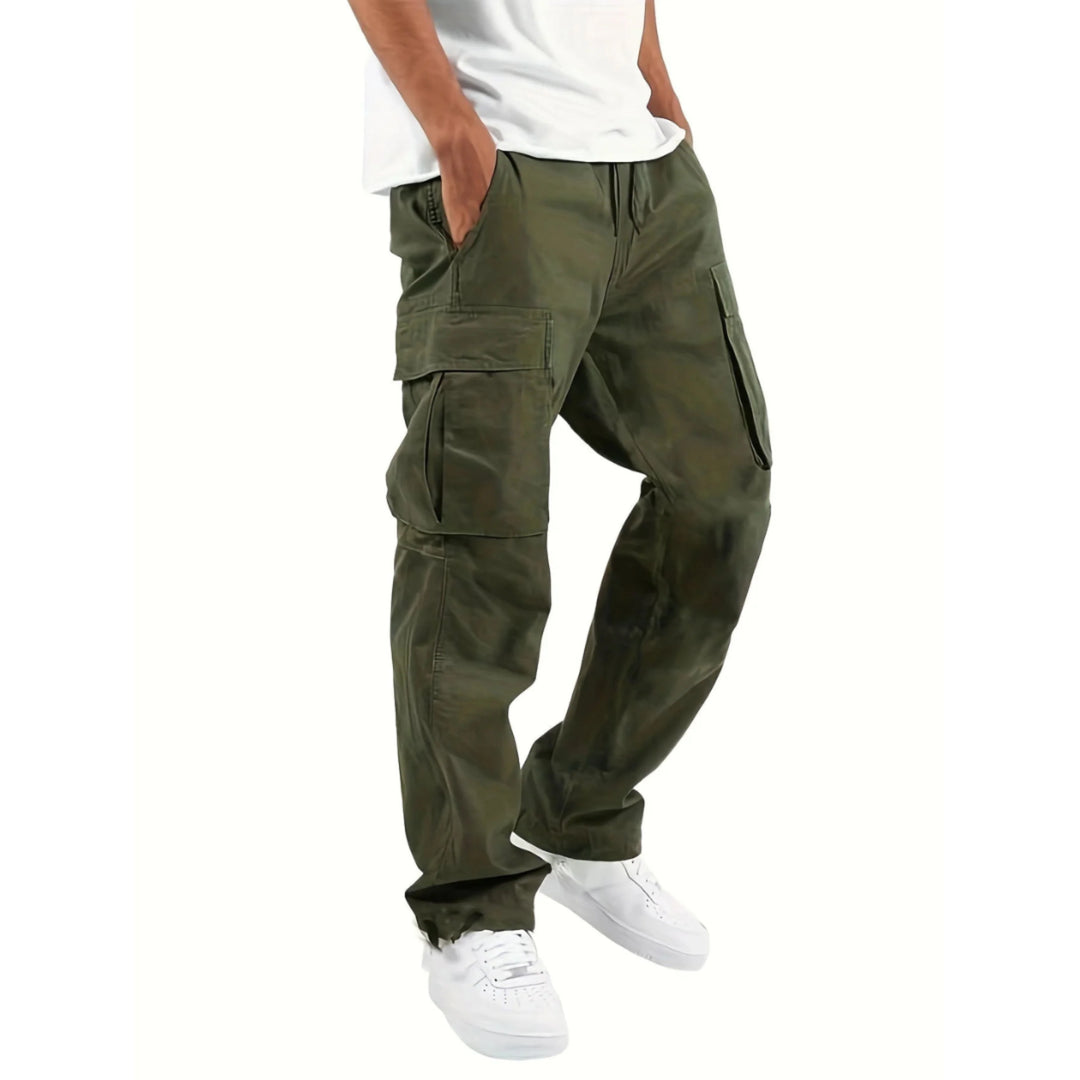 Pantalon cargo pour homme, coupe droite large et multi-poches adapté aux tenues utilitaires.