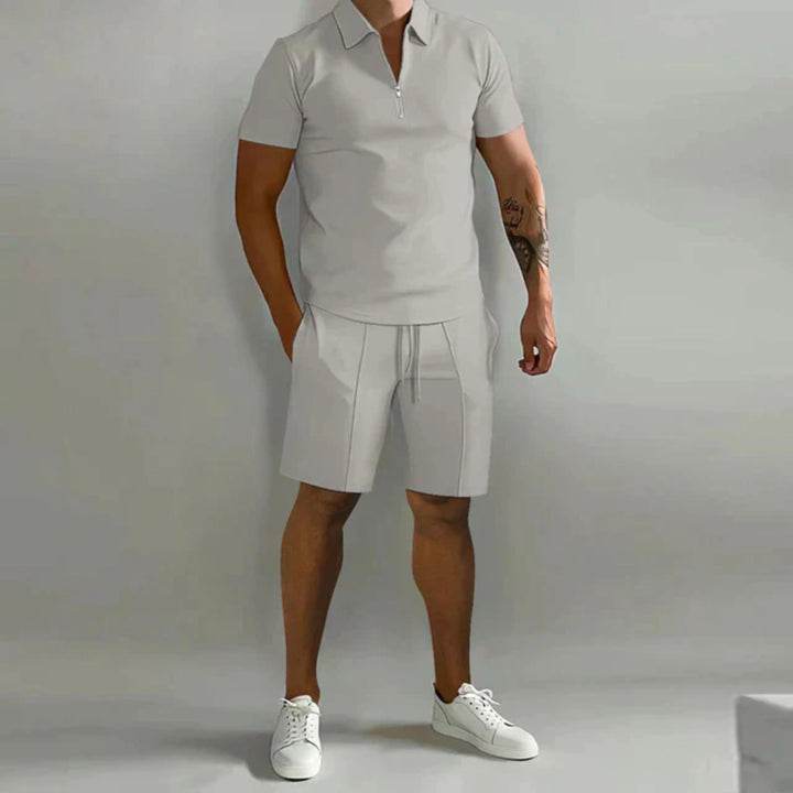 Ensemble polo et short pour homme, tissu léger respirant et coupe ajustée, idéal pour les journées chaudes et sorties estivales.
