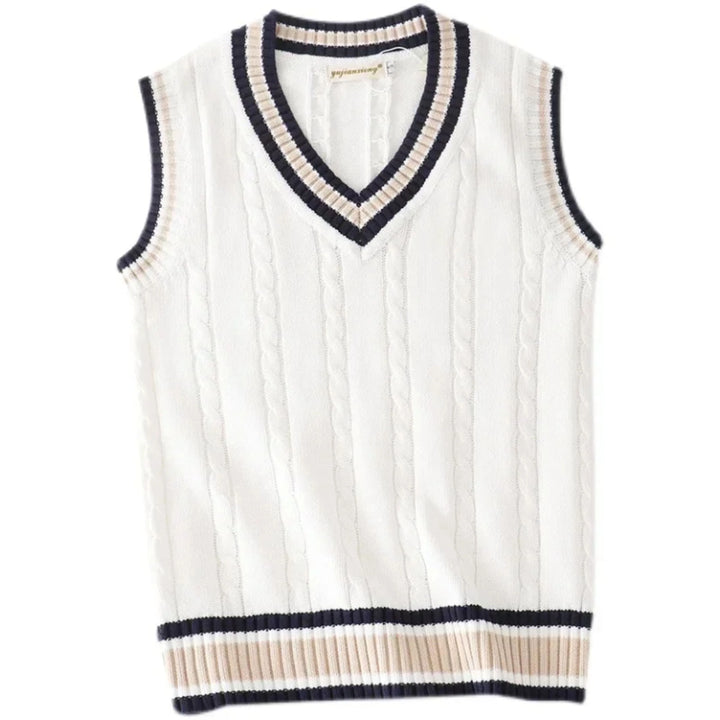 Gilet col V sans manches pour homme, coupe ajustée adaptée aux tenues polyvalentes.