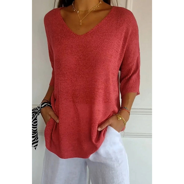 Pull Auxane col V ample pour femme, coupe cocooning adaptée aux tenues détente automnales.