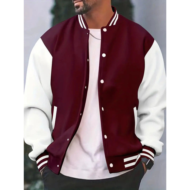 Veste bombardier style varsity pour homme, détails rétro et coupe décontractée adaptée à l'automne.