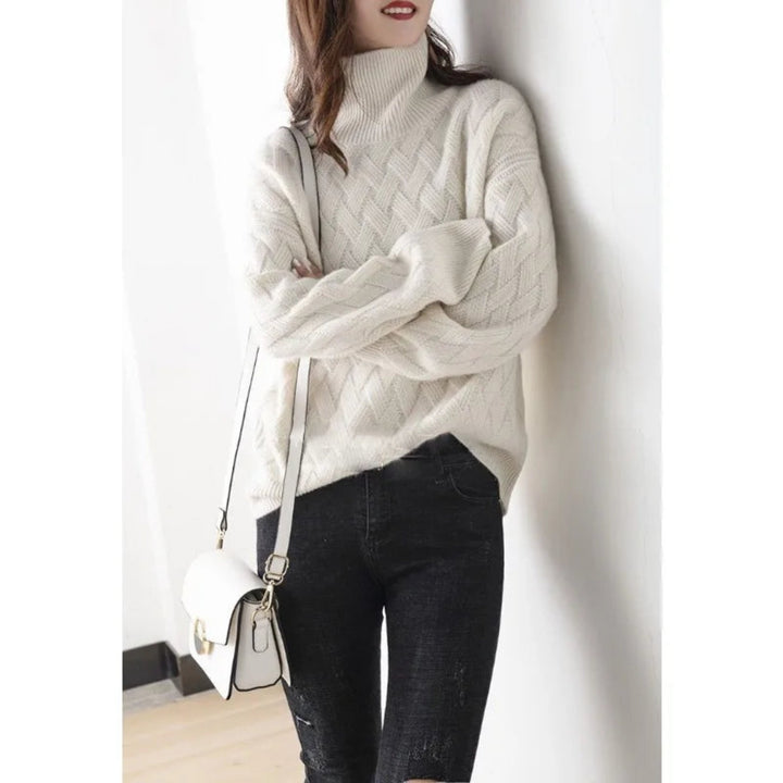 Pull Erminie col roulé tricot tressé pour femme, texturé adapté aux tenues automnales.