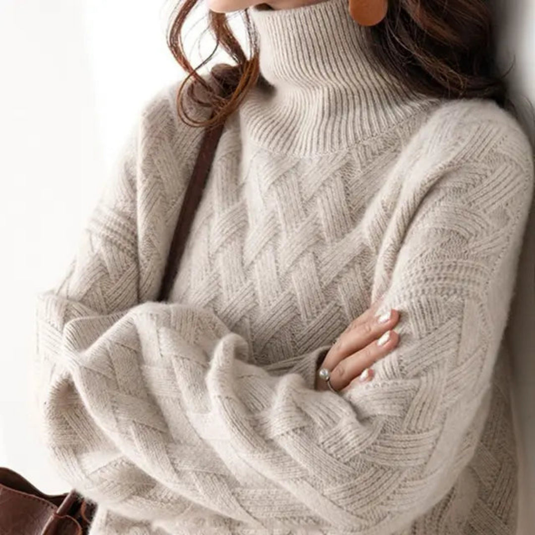 Pull Erminie col roulé tricot tressé pour femme, texturé adapté aux tenues automnales.