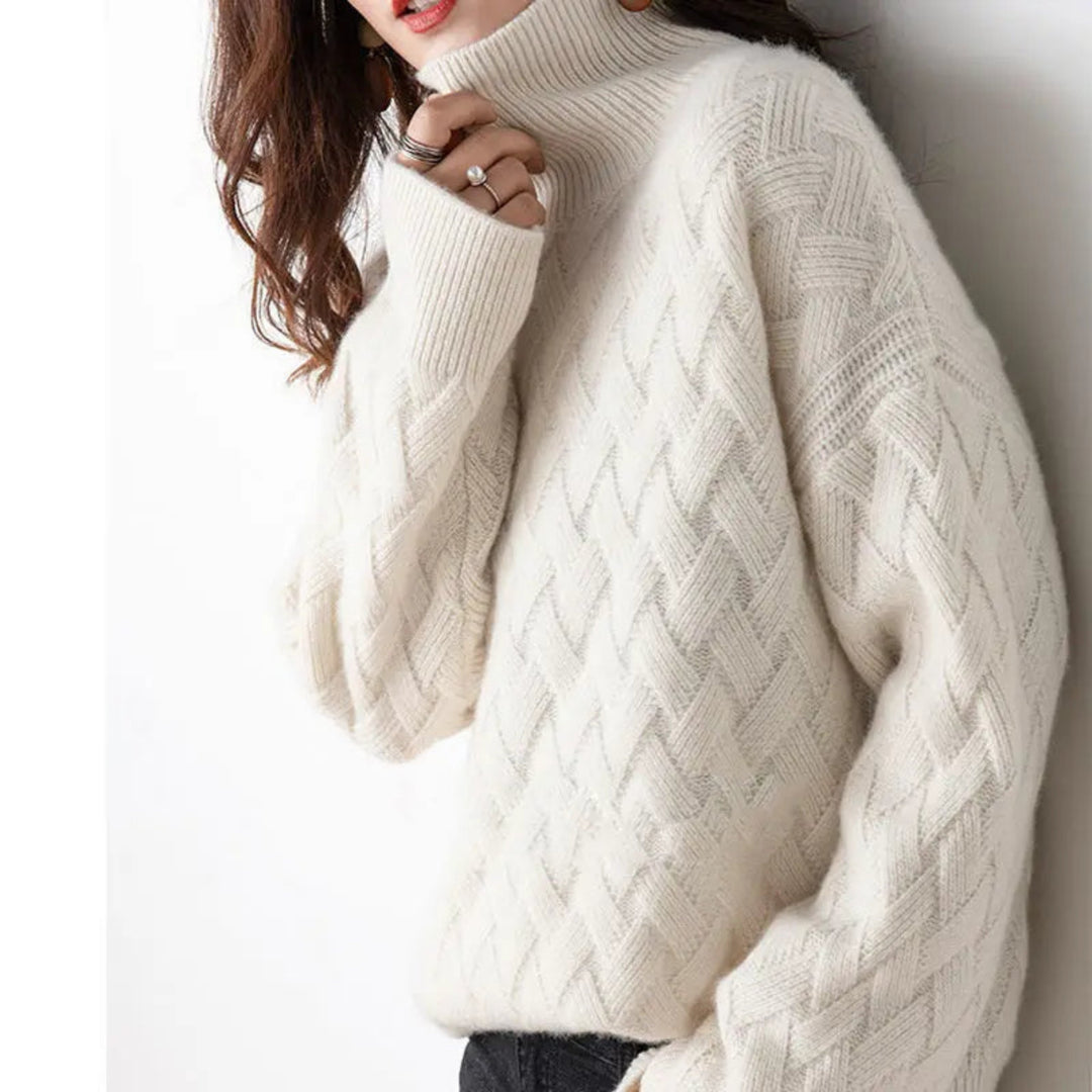 Pull Erminie col roulé tricot tressé pour femme, texturé adapté aux tenues automnales.