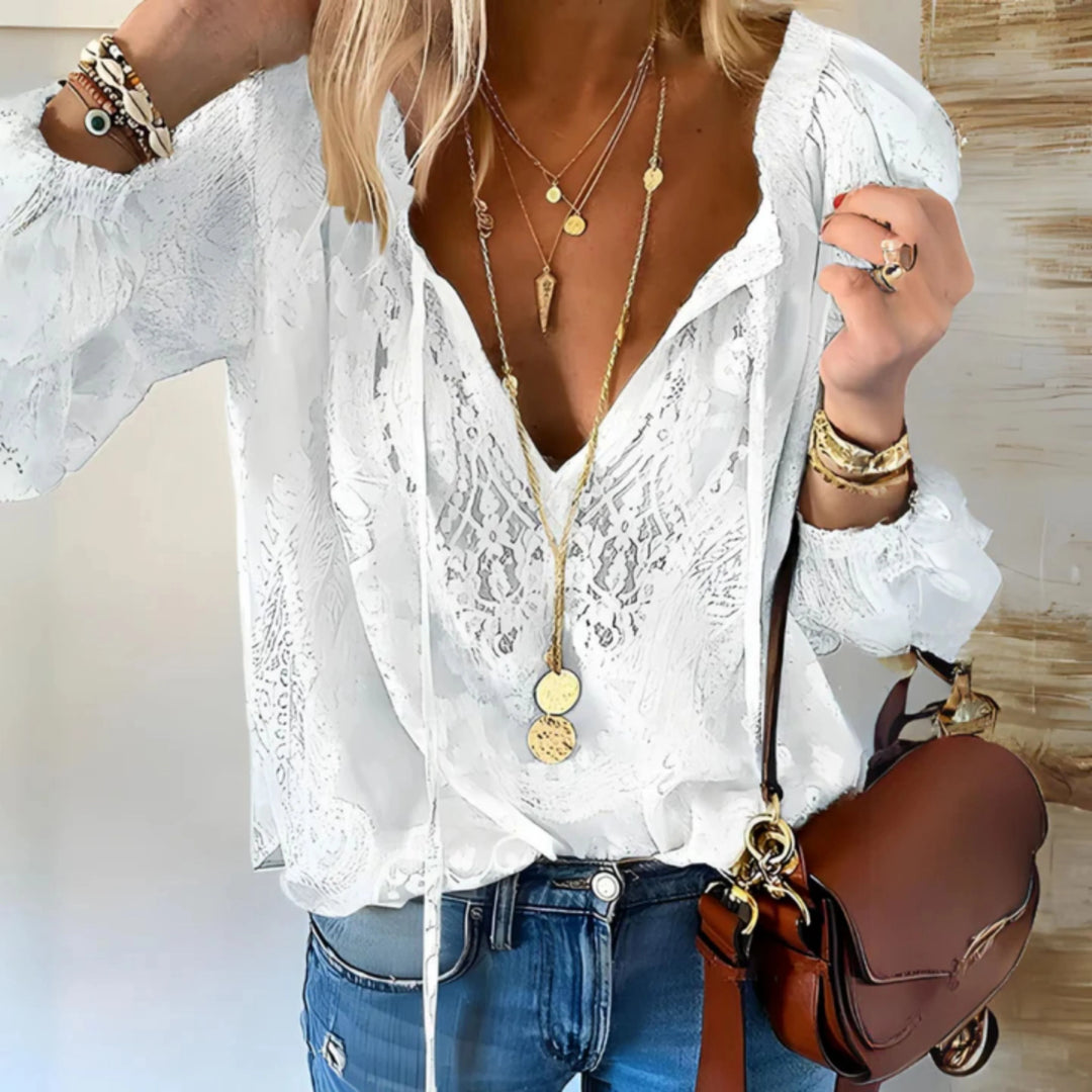 Blouse Prudence vintage à manches longues pour femme, coupe fluide et style intemporel adapté aux tenues polyvalentes.