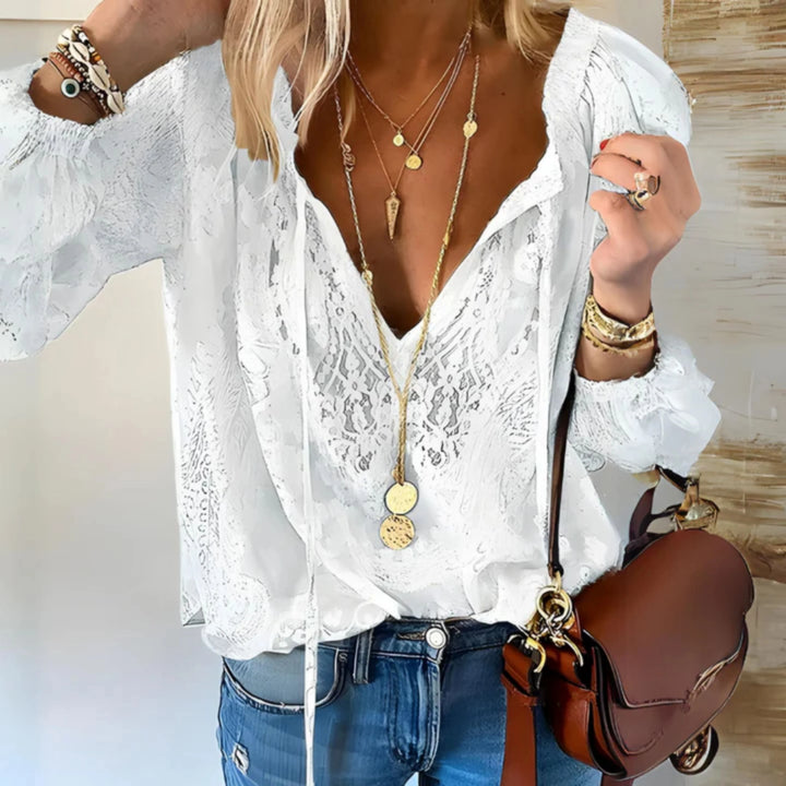 Blouse Prudence vintage à manches longues pour femme, coupe fluide et style intemporel adapté aux tenues polyvalentes.