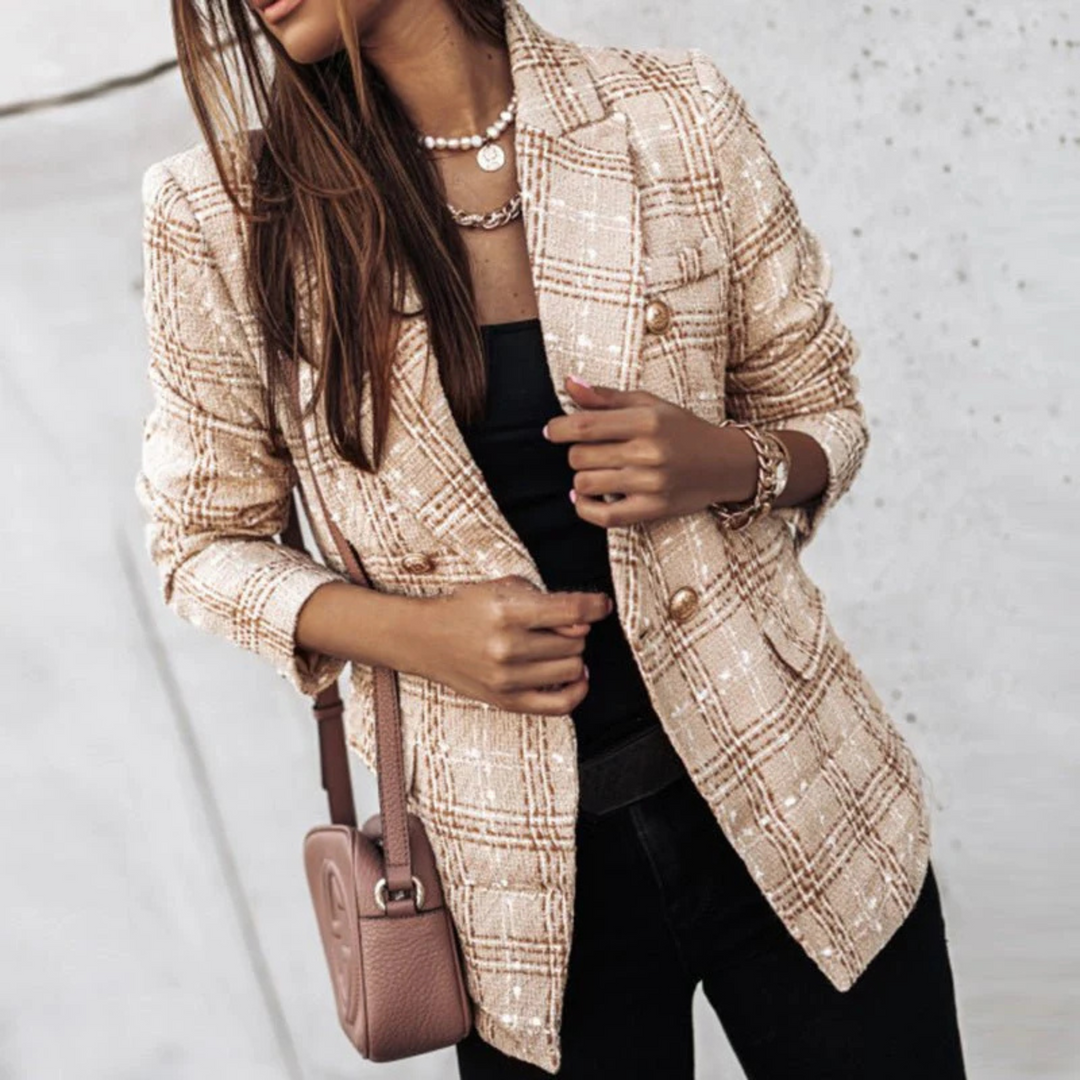 Blazer Rhea à motif carreaux pour femme, coupe structurée et tissu souple adapté aux tenues polyvalentes.