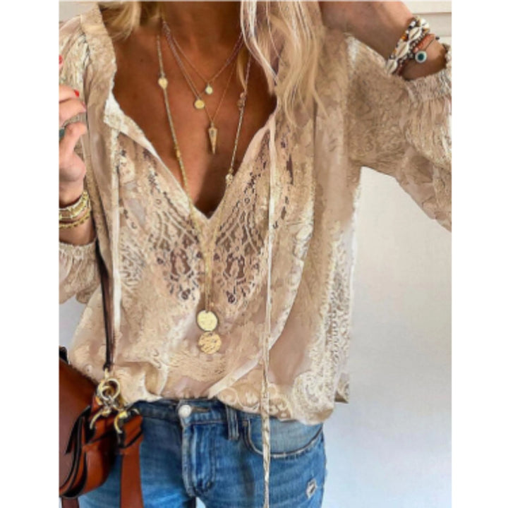 Blouse Prudence vintage à manches longues pour femme, coupe fluide et style intemporel adapté aux tenues polyvalentes.