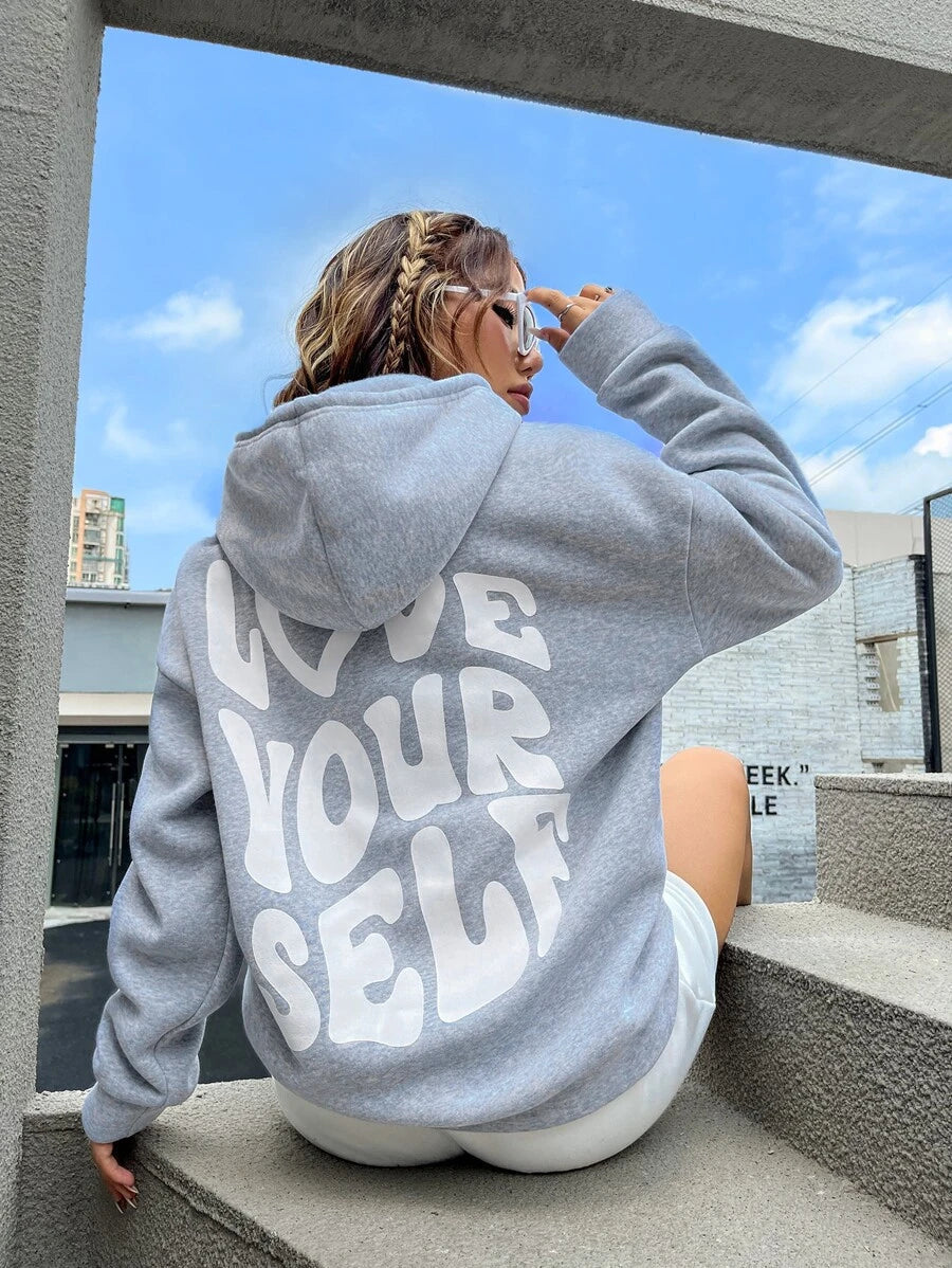 le sweat à capuche adapté aux tenues polyvalentes.