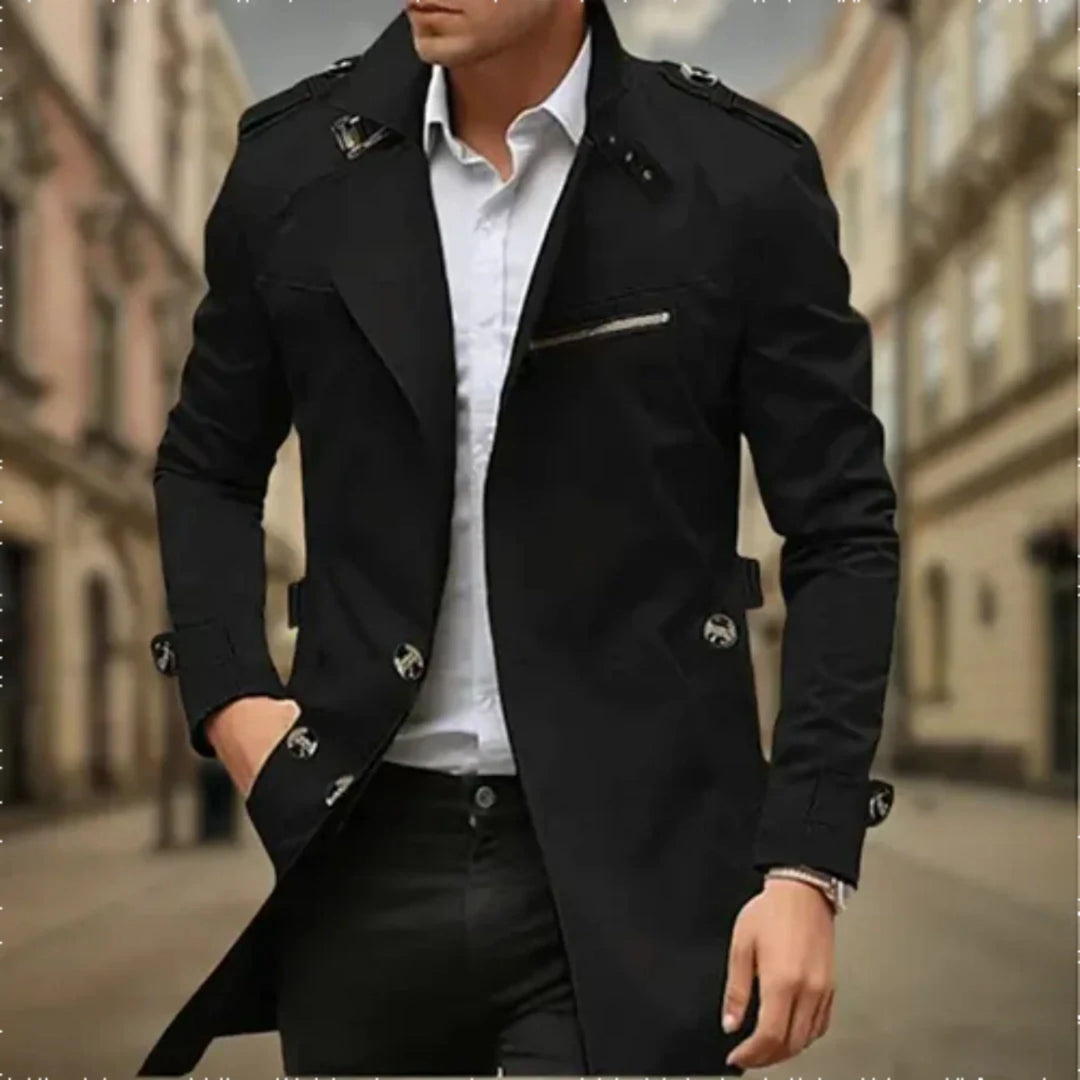 le trench-coat adapté aux tenues polyvalentes.