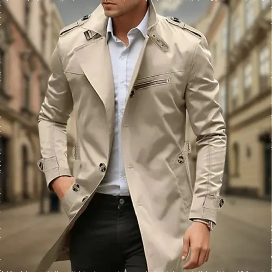 le trench-coat adapté aux tenues polyvalentes.