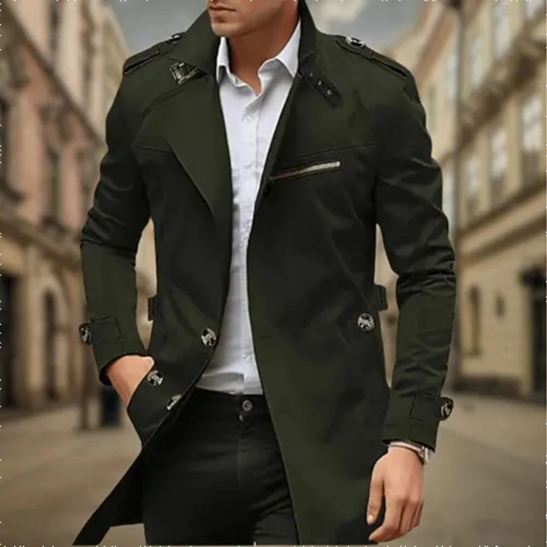 le trench-coat adapté aux tenues polyvalentes.