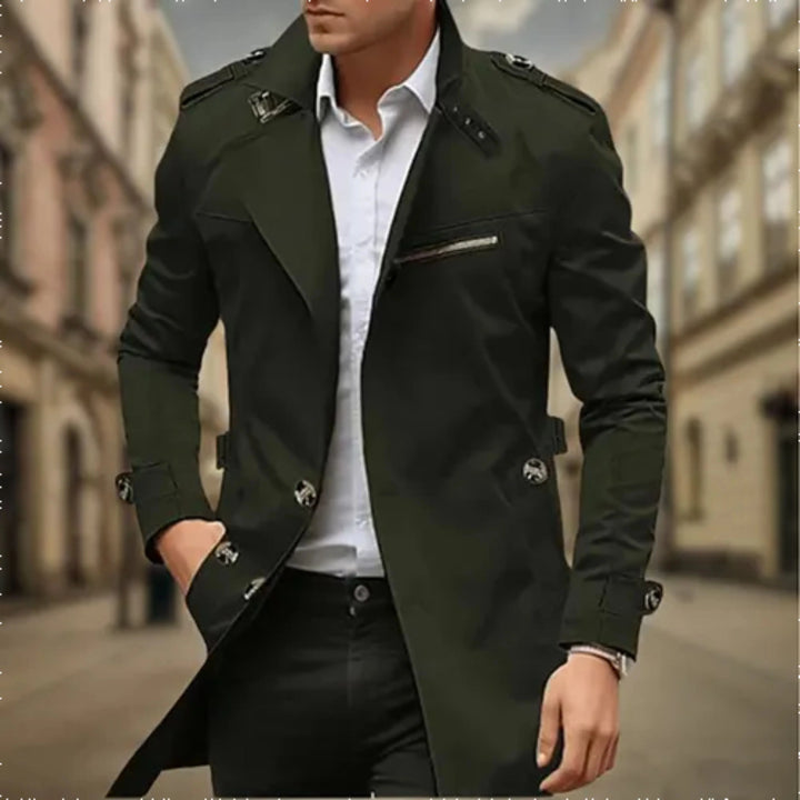 le trench-coat adapté aux tenues polyvalentes.