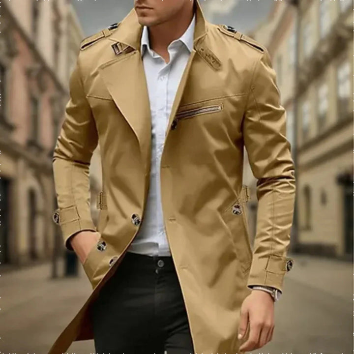 le trench-coat adapté aux tenues polyvalentes.