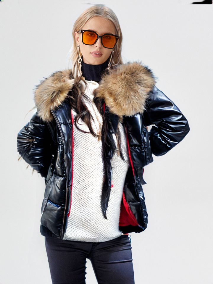 Veste Charlette à capuche pour femme, coupe élégante et protection ajustable adaptée à l'automne.